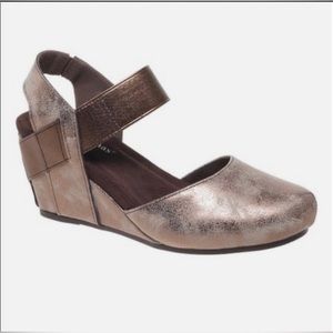 Pierre Dumas Dash 1 Wedge Heels Closed Toe Slip On Bronze Metallic Size 9 NEW